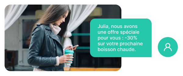 Femme dans la rue lit un SMS transactionnel