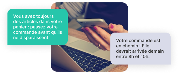 Smartphone dans la main d'une femme, exemple de SMS marketing